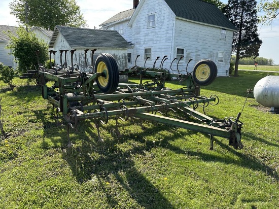 John Deere  940 Field Cultivator