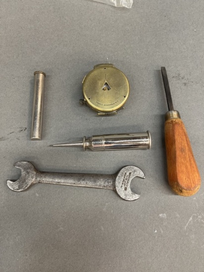 Assorted militaria.