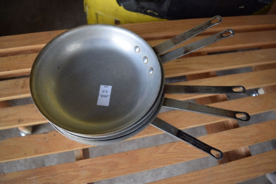 lot of 5- 10in thunder group saucepans