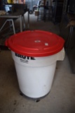 rubbermaid 30 gal bin with lid and dolly