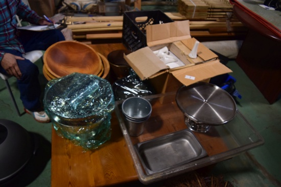 lot of assorted bowls/pans/misc