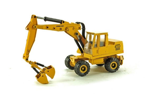 Liebherr 921 Wheeled Excavator w/Clamshell