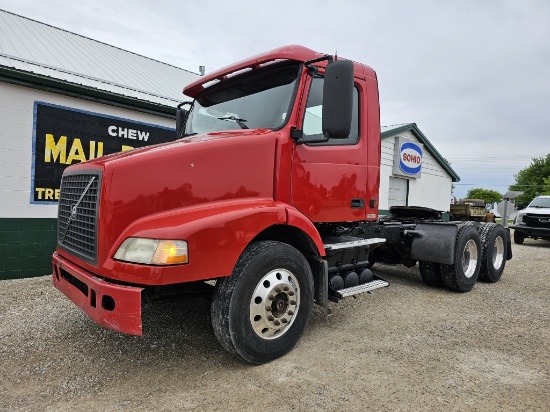 2005 Volvo VNM Daycab Semi Truck