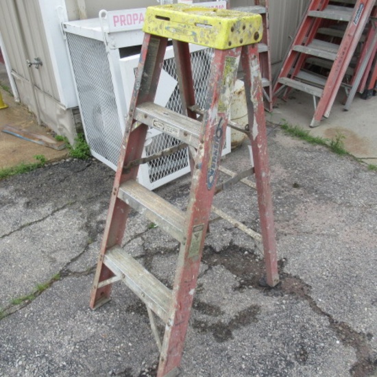 4ft fiberglass step ladder