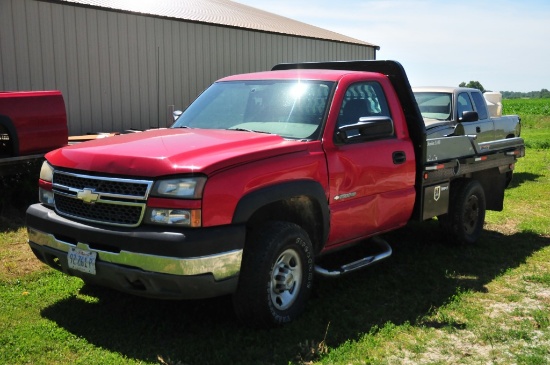 05 Chevy 2500 HD 4x4 pickup, w/ flatbed equipped with Besler Hay Bed Roller