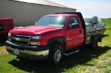 05 Chevy 2500 HD 4x4 pickup, w/ flatbed equipped with Besler Hay Bed Roller