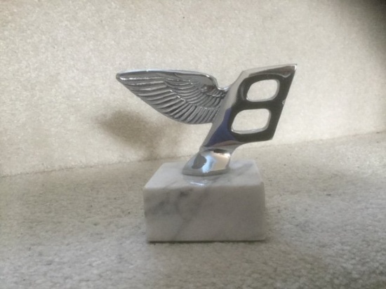 Bentley 'Flying-B' car mascot.