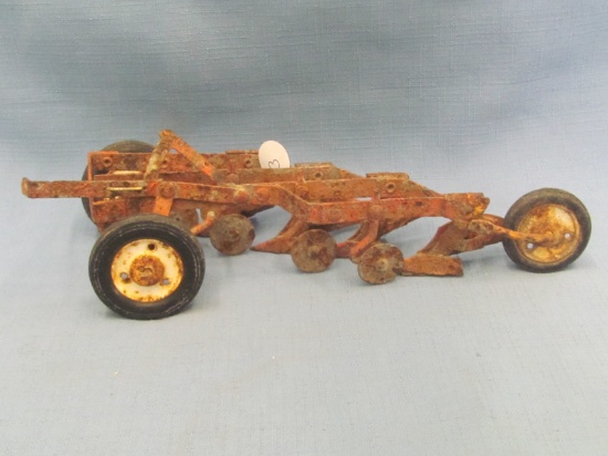 Rusted Toy 4 Bottom Plow – 1:16 Scale – All Metal – Hub Separated From One Tire