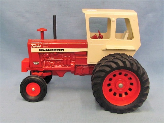 International IH Farmall Turbo 1256 Toy Tractor – With Cab & Duals – 1:16 Scale – Metal & Plastic