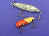 2 Vintage Fishing Lures – 1 is Wood – 1 is Silvertone Plastic w a rattle inside, 4 1/4” long