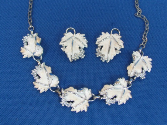 Sarah Coventry Set: Grape Leaf Design Necklace & Clip-on Earrings – Necklace is 17” long