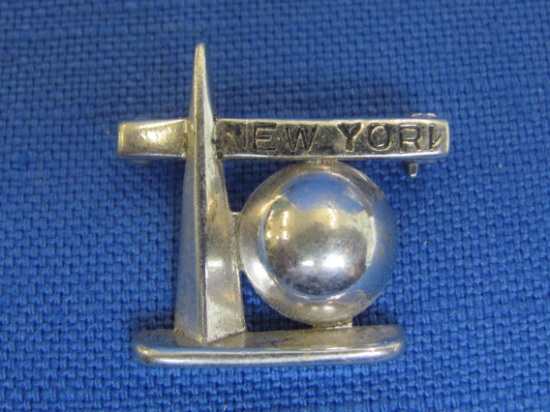 1939 New York World's Fair Pin – Silvertone w Trylon & Perisphere – 1” wide