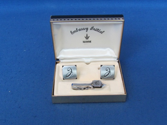 Boxed Set of “Swank” Embassy Initial Cuff-Links and Tie Clip – Very Good Condition -