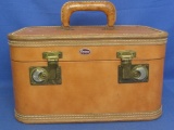 Vintage Luggage: Towne USA Traincase in Tan Faux Leather – Hard sided – Locking – Has the key