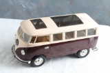 1962 Signature Volkswagen Micro Bus 1:25 Scale Diecast Metal Model