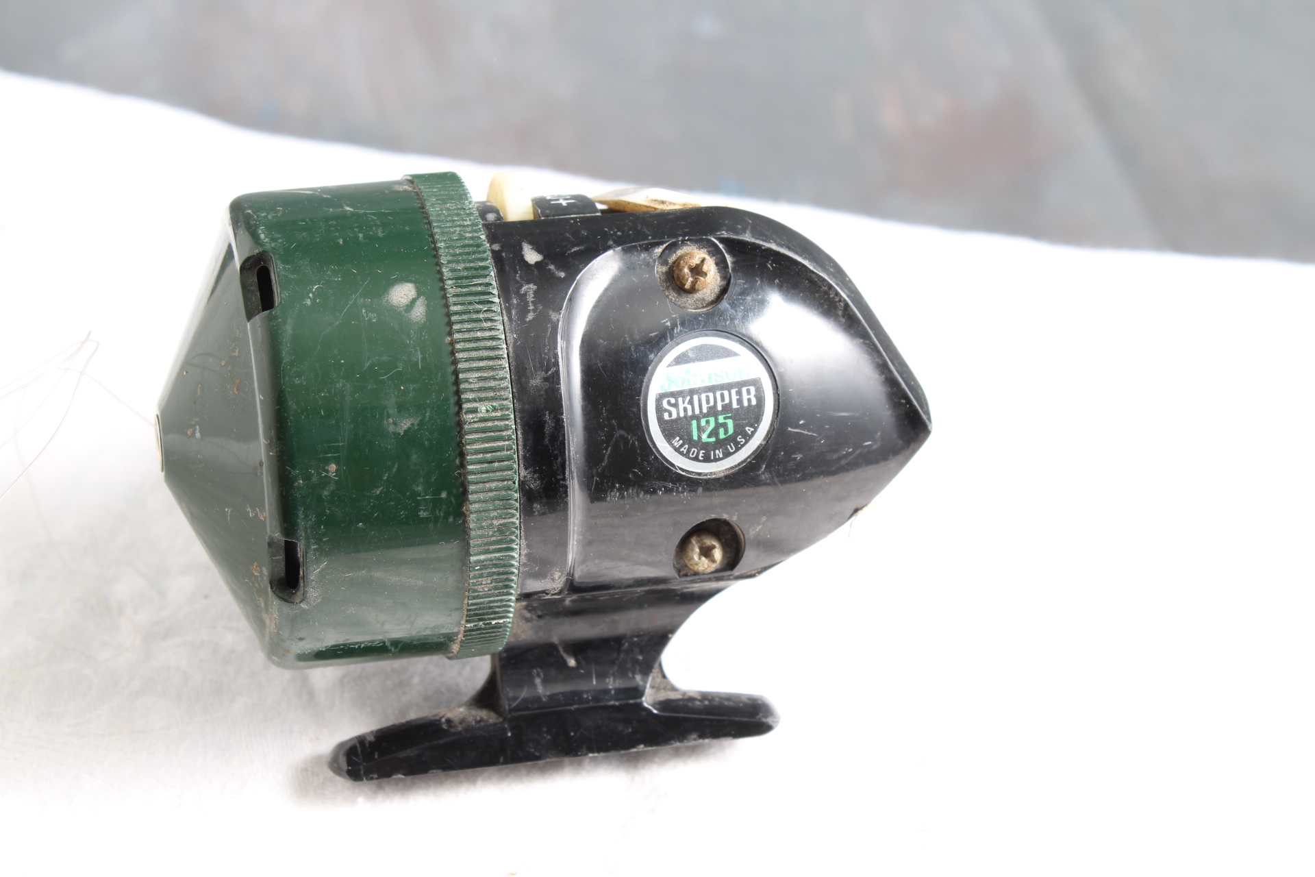 Vintage Johnson 088 Closed Face Spin-Cast Reel - Fishing