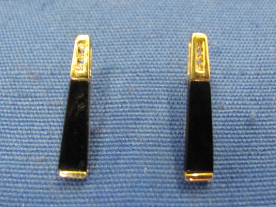 Attractive 10 Kt Gold Earring with Onyx – 3/4” long – Weight is 1.6 grams