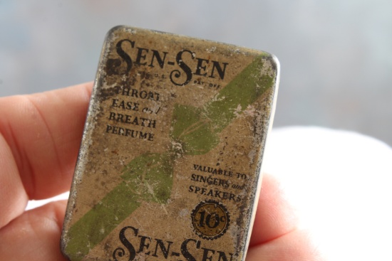 Vintage Sen Sen Metal Advertising Breath Mint Tin 10 Cents