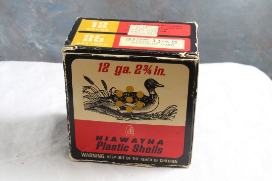 Box of 25 PETERS HIAWATHA  Plastic GuN Shells in Box Great Graphics Full Box