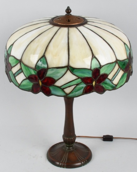 POINSETTIA STAINED LEADED GLASS TABLE LAMP