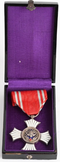 WWII JAPANESE CASED RED CROSS MEDAL