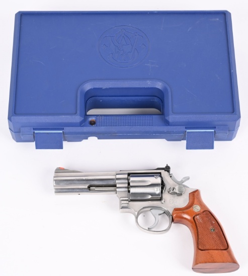 SMITH & WESSON MODEL 686 DOUBLE ACTION REVOLVER
