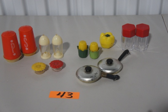 Vintage Plastic Salt & Pepper Shaker Lot  -JC