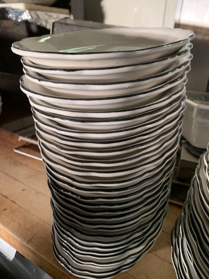 (29) 9.5" OVAL BLACK RIM PLATES