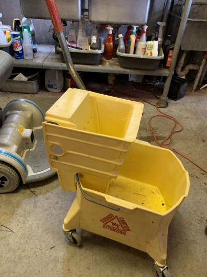PLASTIC ROLLING MOP BUCKET