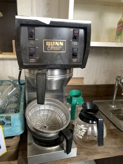 BUNNOMATIC COFFEE MAKER & 2 GLASS COFFEE POTS