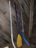 (2) ALUMINUM STREET HOCKEY STICKS & PLASTIC OAR