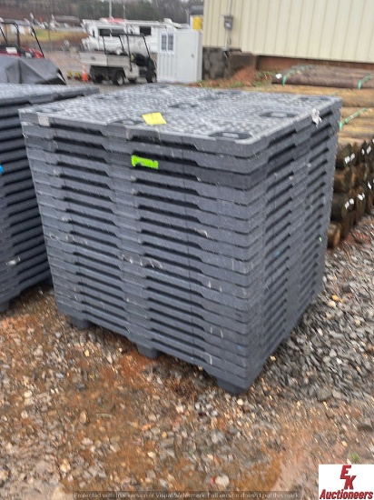 APPROX (19) PLASTIC PALLETS