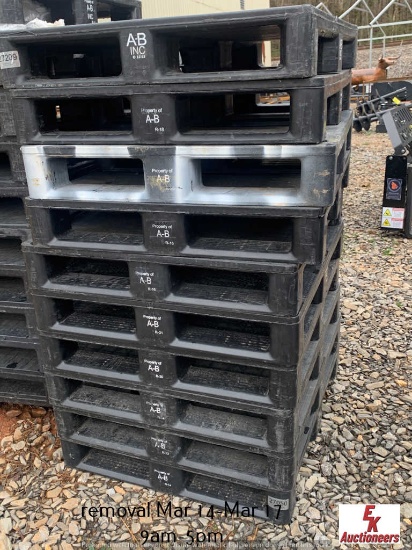 APPROX 10 PLASTIC PALLETS