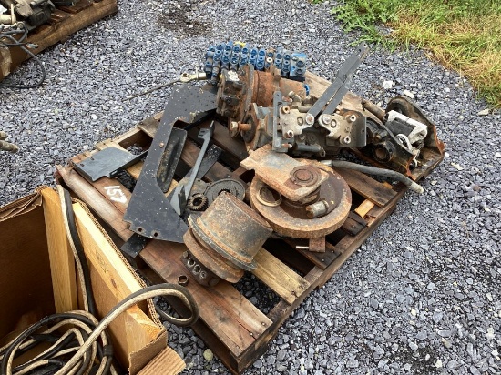 PALLET OF BOBCAT PARTS, DRIVE MOTORS, TOOLCAT AXLE, SWING MOTOR