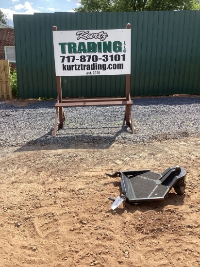 BOBCAT STAND ON PLATFORM