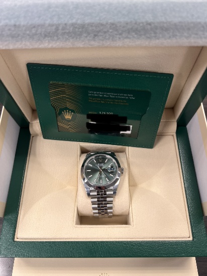 New Rolex Oysterpepetual Datejust 41mm Green Dial Comes with Box & Papers