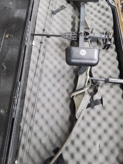 PSE compound bow w/accessories & case