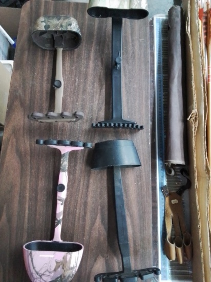 5 assorted quivers & vintage arrows