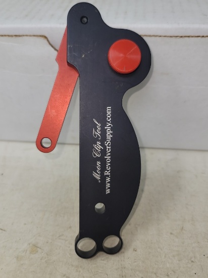 Moon clip tool