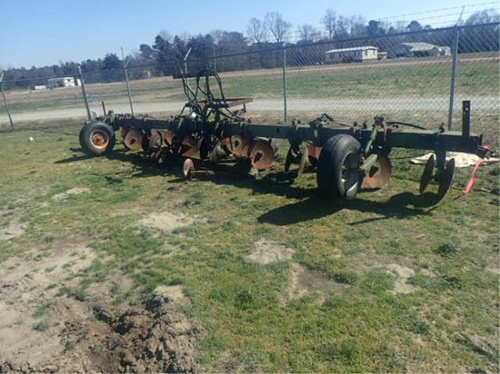 John Deere 8 Row Bedder with Row Markers