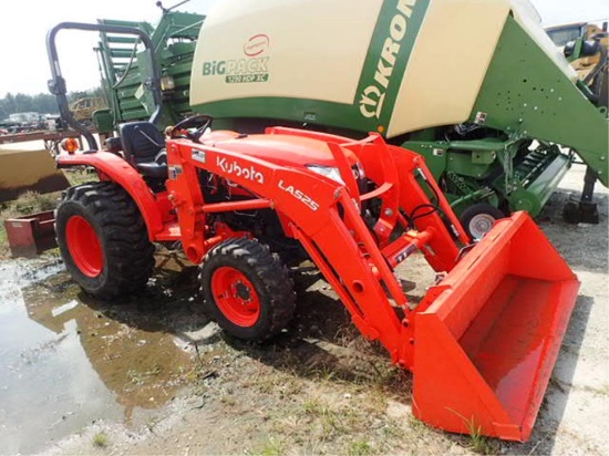 Kubota L2501 Tractor w/ LA525 Loader w/ 5' Bucket