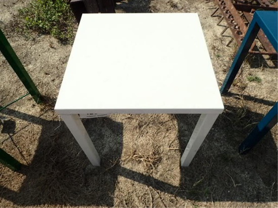 18" x 18" White Metal table