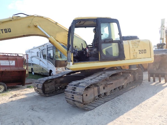 Kamatsu 200LC Excavator with Bucket and Thumb