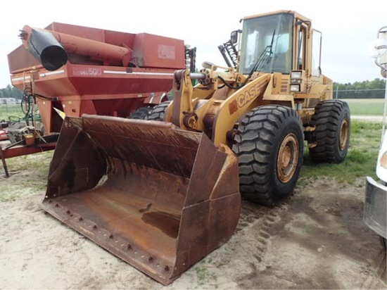 CASE 821B Loader with Bucket
