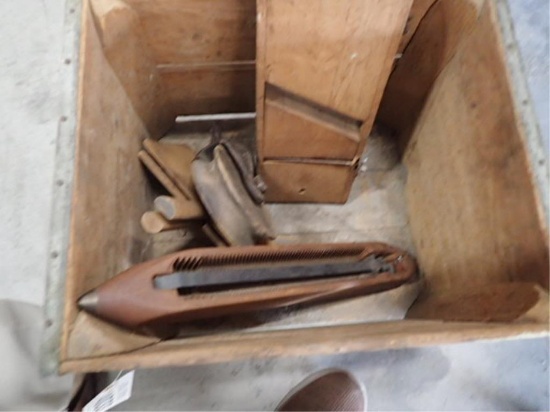 "Heckman" Wooden Crate w/ Wool Card, Shuttle