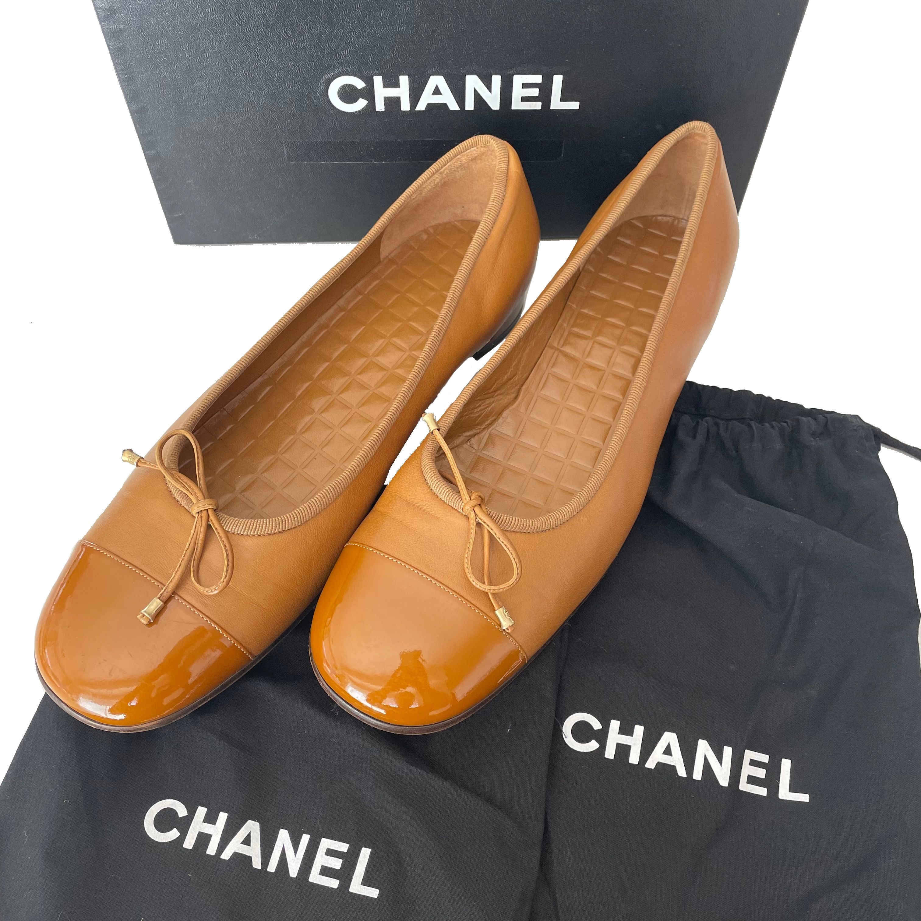 Chanel Nude-beige & black leather CC toe cap ballerinas ref.595362