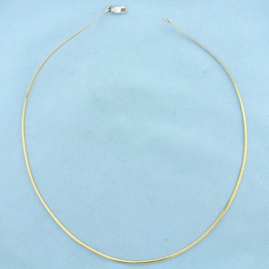Reversable Flattened Wire Omega Necklace In 10k White And Yellow Gold