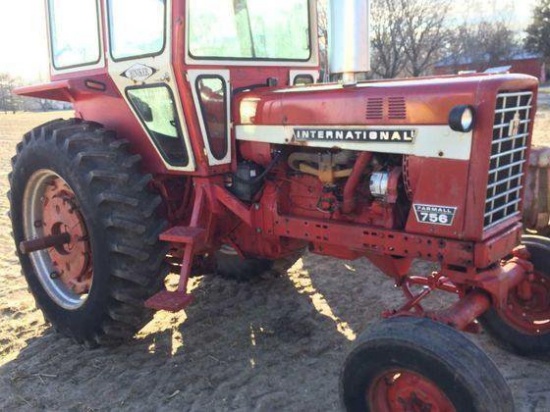 IH 756 gas, w approx 4000 Original Hrs! Hinicker 1300 series cab