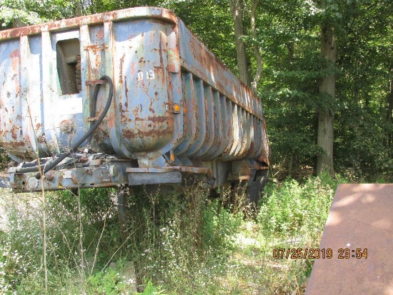 1971 Fruehauf dump trailer, S# 472624 86501 JE. steel body with lots of rust,