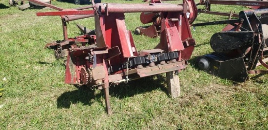 IH 720/820 2 row corn head for parts